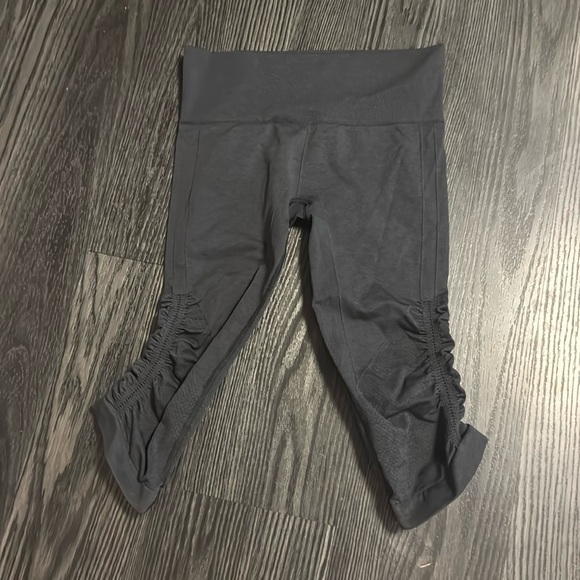 ๐ Lululemon Size 6 In The Flow Crop II Leggings Seamless Capri Ruched Yoga ๐ - Picture 1 of 3